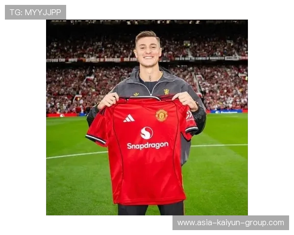 曼联年轻前锋谢什科闪光，攻防兼备备受关注